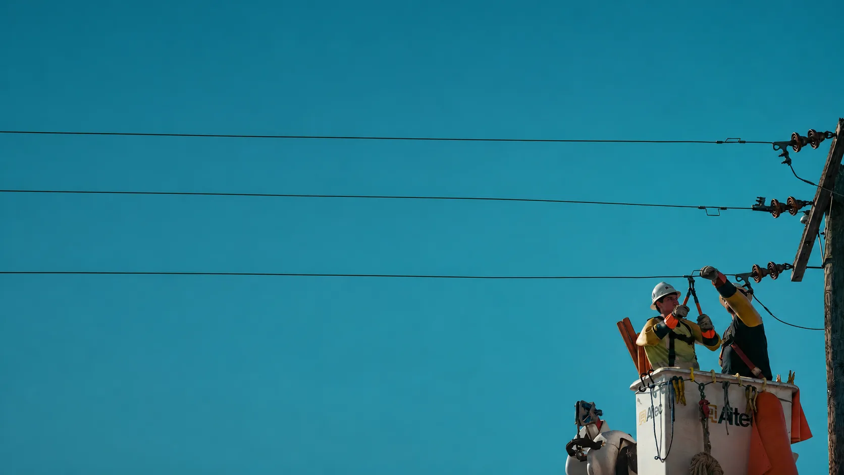 Equipe técnica da Elinsa em operação de infraestrutura elétrica